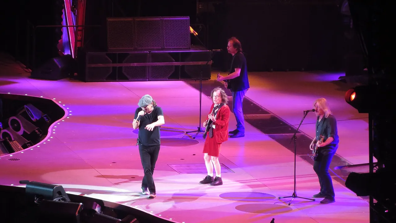 Brian Johnson, Angus Young in divisa scolastica e il resto degli AC/DC sul palco del Rock or Bust World Tour 2015