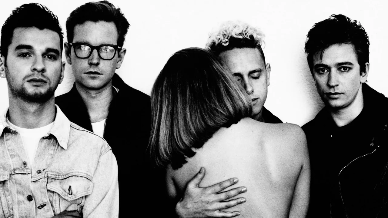 I quattro Depeche Mode in bianco e nero all'epoca di Violator, con una figura di spalle abbracciata al centro dell'inquadratura