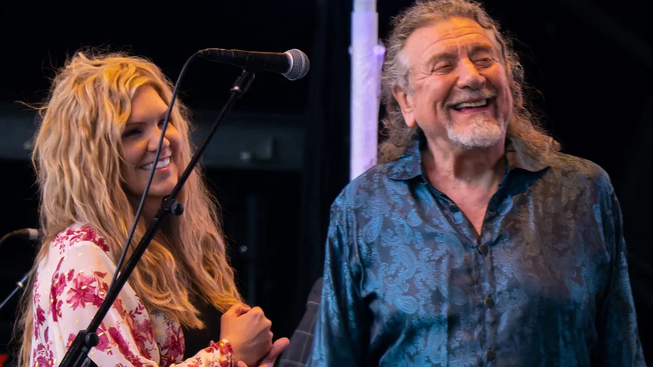 Alison Krauss e Robert Plant sorridono sul palco durante il tour estivo del 2022